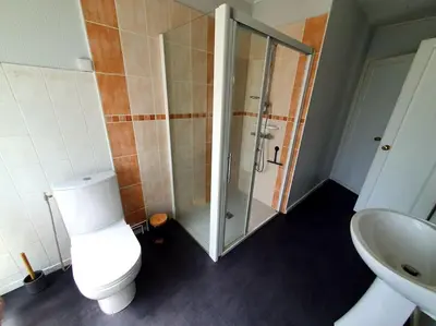 Salle de bains dans l'établissement Les Pivoines