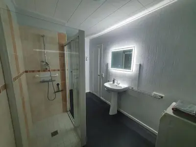 Salle de bains dans l'établissement Les Pivoines