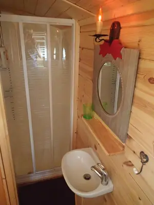 Salle de bains dans l'établissement Roulotte de charme