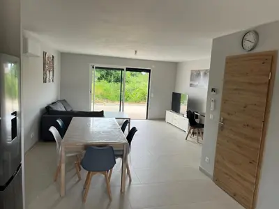Télévision ou salle de divertissement dans l'établissement Maison individuelle