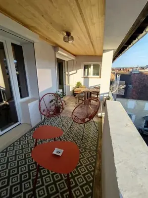 Balcon ou terrasse dans l'établissement Appartement plein centre avec terrasse