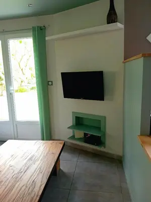 Télévision ou salle de divertissement dans l'établissement Villa Jura Poligny