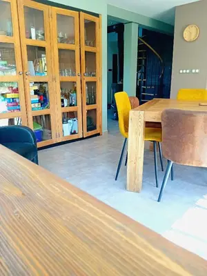 Bibliothèque dans la maison de vacances