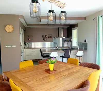 Cuisine ou kitchenette dans l'établissement Villa Jura Poligny