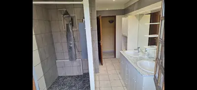 Salle de bains dans l'établissement Maison au milieu des vignes