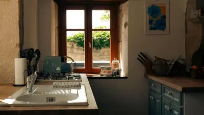 Cuisine ou kitchenette dans l'établissement Maison les Bleuets - Hot tub