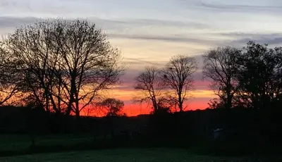 Lever ou coucher de soleil vu de la maison de vacances ou à proximité