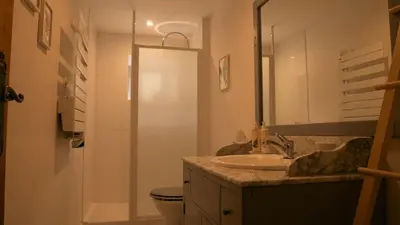 Salle de bains dans l'établissement Maison les Bleuets - Hot tub