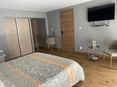 Télévision ou salle de divertissement dans l'établissement Chez Marie et Angel