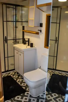 Salle de bains dans l'établissement Tiny House Ti Nid 4 étoiles