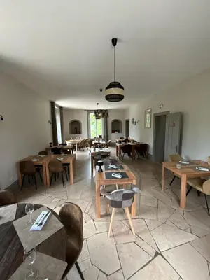 Coin salon dans l'établissement Logis Hôtel & Restaurant Le Parcey