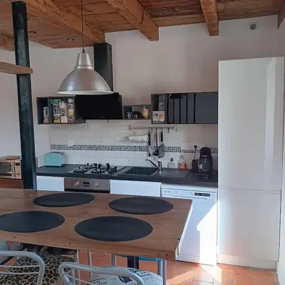Cuisine ou kitchenette dans l'établissement Maison d'artistes avec cour au cœur du vignoble