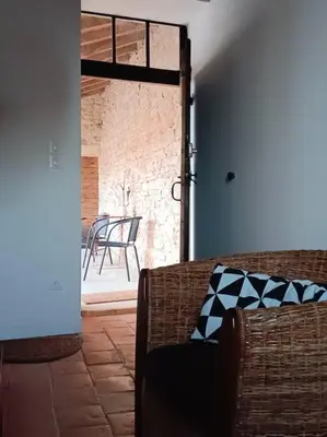 Un ou plusieurs lits dans un hébergement de l'établissement Maison d'artistes avec cour au cœur du vignoble