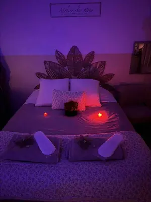 Un ou plusieurs lits dans un hébergement de l'établissement L'atelier des rêves Un moment magique spa privé