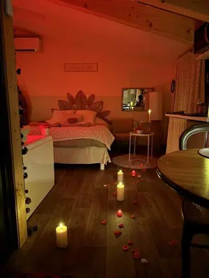 Un ou plusieurs lits dans un hébergement de l'établissement L'atelier des rêves Un moment magique spa privé
