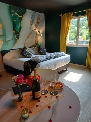 Un ou plusieurs lits dans un hébergement de l'établissement Bélénos - Suites & Spa