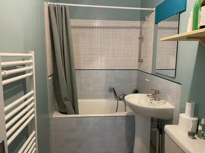 Salle de bains dans l'établissement La maison de Laulli