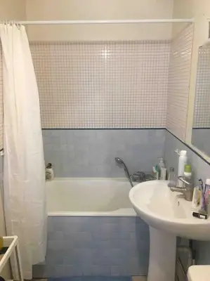 Salle de bains dans l'établissement La maison de Laulli