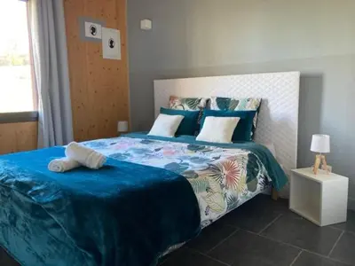 Un ou plusieurs lits dans un hébergement de l'établissement Lodge détente et spa