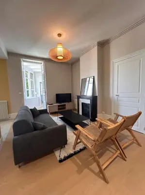 Télévision ou salle de divertissement dans l'établissement Chez Romain - Appartement au coeur de Meursault