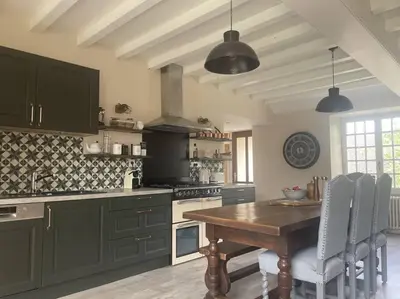 Cuisine ou kitchenette dans l'établissement Magical Mellecey