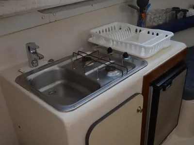 Cuisine ou kitchenette dans l'établissement Séjour Insolite sur Bateau à Digoin - API-1-46-9