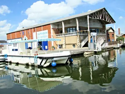 Vue sur la rivière ou le fleuve situé(e) à proximité de le bateau
