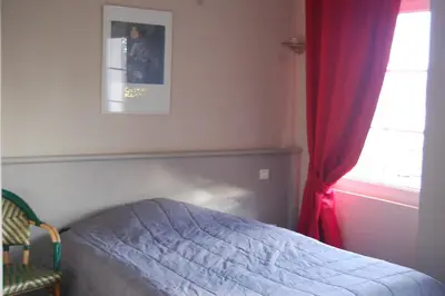 Un ou plusieurs lits dans un hébergement de l'établissement Hôtel Restaurant La Belle Epoque