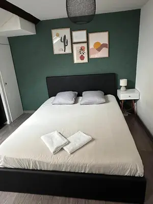Un ou plusieurs lits dans un hébergement de l'établissement Studio Le Frêne