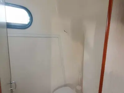 Salle de bains dans l'établissement Séjour Original sur l'Eau - Bateau à Quai à Pontailler-sur-Saône - API-1-46-18