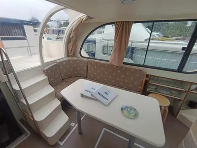 Coin salon dans l'établissement Séjour Original sur l'Eau - Bateau à Quai à Pontailler-sur-Saône - API-1-46-18