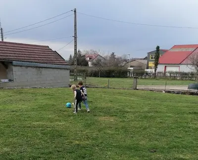 Enfants séjournant dans l'établissement Gîte La Meule climatisé
