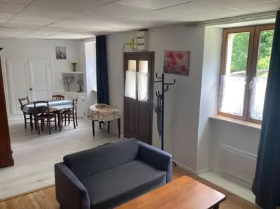 Coin salon dans l'établissement Maison avec terrasse avec vue sur la Reculée