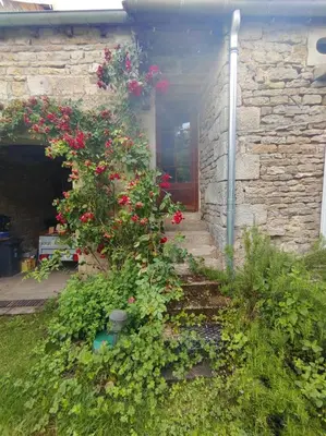 Jardin de l'établissement Gite meublé 6 personnes 2 étoiles Haute Cote d'or Proche des merveilles touristiques