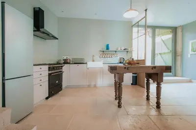 Cuisine ou kitchenette dans l'établissement La Vieille Ferme de Tassigny