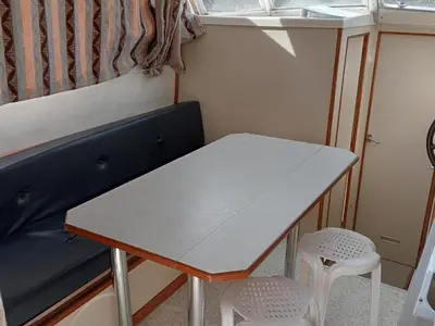 Coin salon dans l'établissement Chaleureux Bateau Stationnaire pour 5 pers. - API-1-46-17