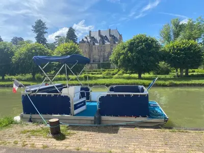 Vue sur la rivière ou le fleuve situé(e) à proximité de le bateau
