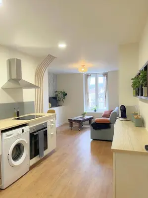 Cuisine ou kitchenette dans l'établissement T2 cocon en hyper centre, très calme, stationnement devant l'immeuble