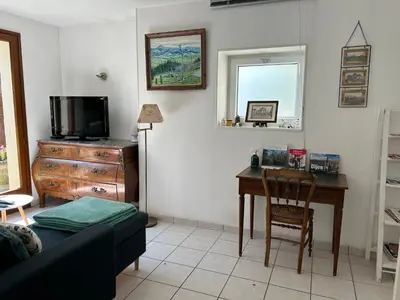 Télévision ou salle de divertissement dans l'établissement Eden un jardin au cœur du village