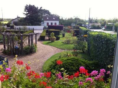 Jardin de l'établissement Bourgogne grande maison avec jardin à la française