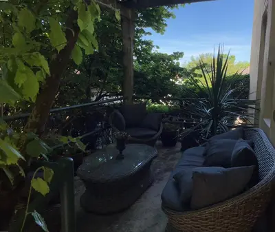 Coin salon dans l'établissement Bourgogne grande maison avec jardin à la française