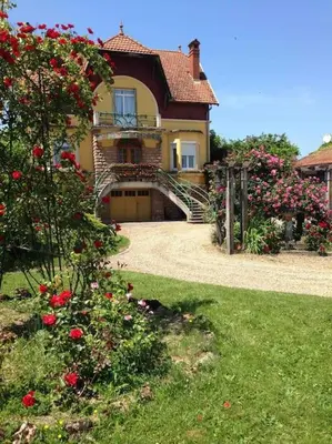 Jardin de l'établissement Bourgogne grande maison avec jardin à la française