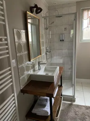 Salle de bains dans l'établissement Petite maison de charme à Thury
