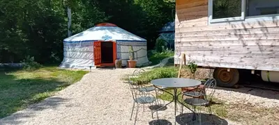 Jardin de l'établissement Yourte en pleine nature