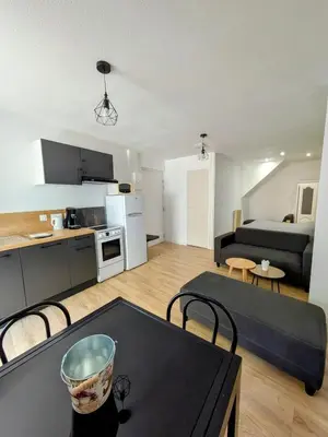 Cuisine ou kitchenette dans l'établissement Sous la tour