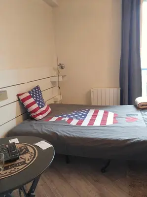 Un ou plusieurs lits dans un hébergement de l'établissement Nuits Dijon Chambre
