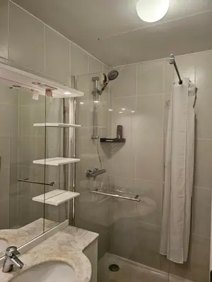 Salle de bains dans l'établissement Nuits Dijon Chambre