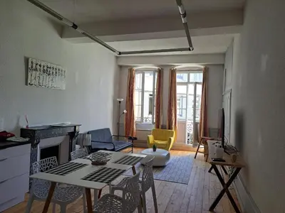 Télévision ou salle de divertissement dans l'établissement Lons centre T1 rue du commerce