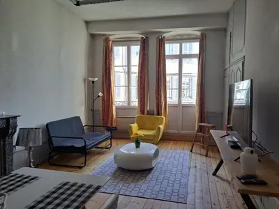 Télévision ou salle de divertissement dans l'établissement Lons centre T1 rue du commerce