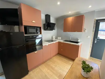 Cuisine ou kitchenette dans l'établissement Maisonnette avec jardin